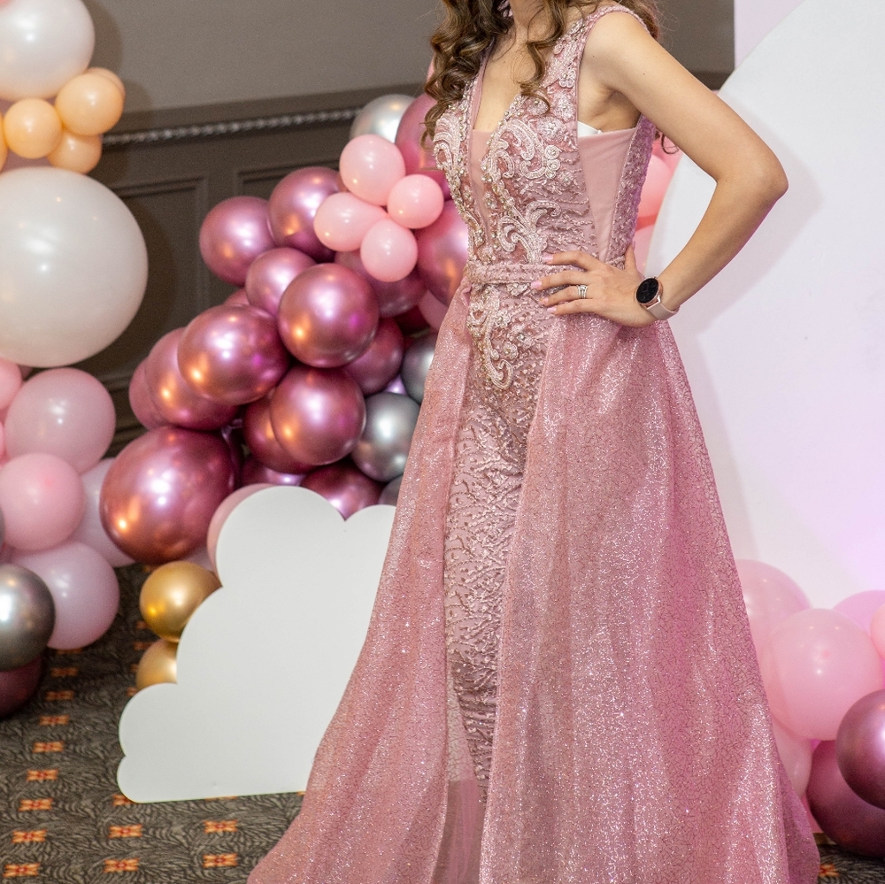 Jumpsuit with moving skirt